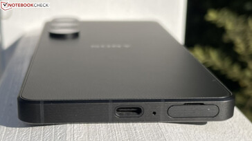 Внизу: базовый край: USB-C, микрофон, SIM/microSD