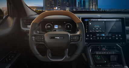 Цифровая кабина Recon оснащена 14,5-дюймовым сенсорным центральным дисплеем и 12,3-дюймовым дисплеем водителя. Специальные приложения для внедорожников помогают ориентироваться на пересеченной местности. (Источник изображения: Jeep)
