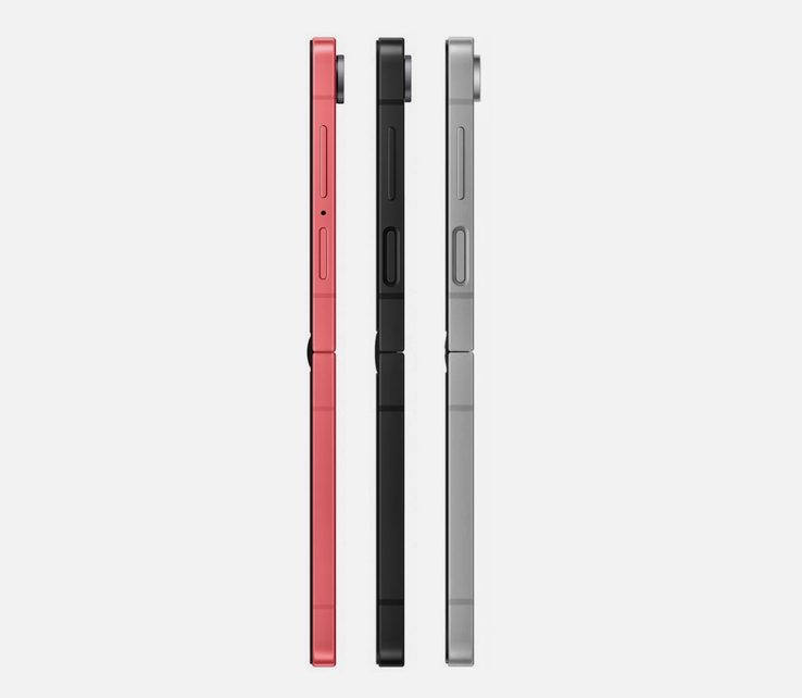 Samsung Galaxy Z Flip7 (слева) в сравнении с Galaxy Z Flip7 FE (посередине) и Galaxy Z Flip6 (справа).
