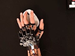 Сделанное своими руками экзоскелетное устройство, пристегиваемое к руке во время использования игровой мыши (Источник изображения: Basically Homeless/YouTube)