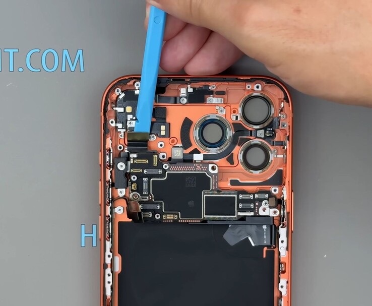 Тепловое изображение iPhone 17 Pro Max показывает распределение тепла вокруг области задней камеры (Источник изображения: How-FixIT с YouTube)