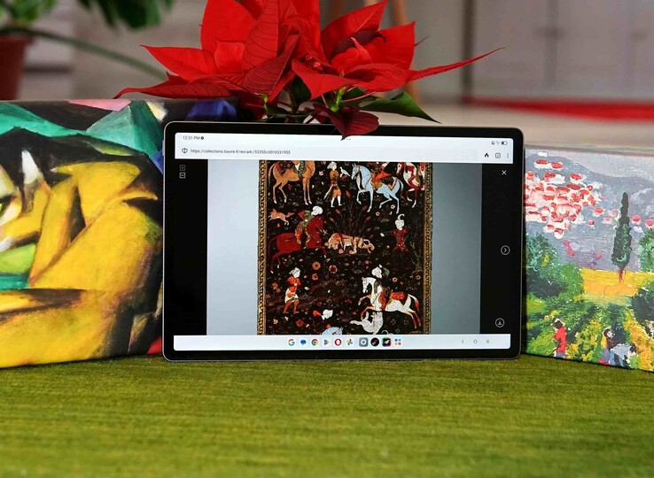 12,7-дюймовый дисплей обеспечивает частоту обновления 144 Гц и 98% охват sRGB.