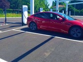 Tesla на новой станции V4 Supercharger во Франции (изображение: Alexandre Druliolle)
