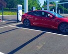 Tesla на новой станции V4 Supercharger во Франции (изображение: Alexandre Druliolle)