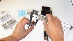 Изображение дрона в руках (Источник изображения: Hoarder Sam; скриншот)