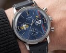 Хронограф Peanuts® x Timex Marlin®, надетый на запястье, с синим циферблатом, перфорированным синим кожаным ремешком и дизайном в стиле Снупи.