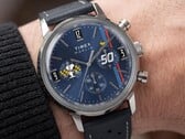 Хронограф Peanuts® x Timex Marlin®, надетый на запястье, с синим циферблатом, перфорированным синим кожаным ремешком и дизайном в стиле Снупи.