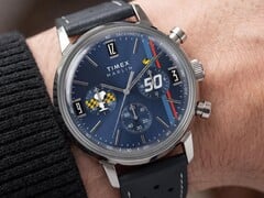 Хронограф Peanuts® x Timex Marlin®, надетый на запястье, с синим циферблатом, перфорированным синим кожаным ремешком и дизайном в стиле Снупи.