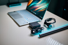 Процессор Qualcomm Snapdragon X Elite SoC в ноутбуке Asus Vivobook S15 практически не нуждается в адаптере питания для достижения полной производительности. (Источник изображения: Alex Waetzel / Notebookcheck)