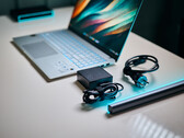 Процессор Qualcomm Snapdragon X Elite SoC в ноутбуке Asus Vivobook S15 практически не нуждается в адаптере питания для достижения полной производительности. (Источник изображения: Alex Waetzel / Notebookcheck)
