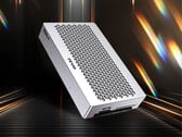 FEVM FAEX2 выпускается в единственном варианте отделки и оснащён корпусом из алюминиевого сплава, обработанного на станке с ЧПУ.