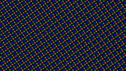 В OLED-дисплее используется субпиксельная матрица RGGB, состоящая из одного красного, одного синего и двух зеленых светодиодов.