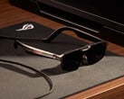 ROG Xreal R1 поставляется с док-станцией и стоит 849 долларов. На фото: Промо-изображение, показывающее очки на столе.