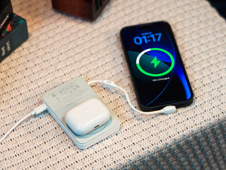 Новый магнитный пауэрбанк Rapid Mag Qi2.2 может заряжать три устройства одновременно. (Источник изображения: EcoFlow)