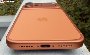 Снизу: микрофон, USB-C, громкость