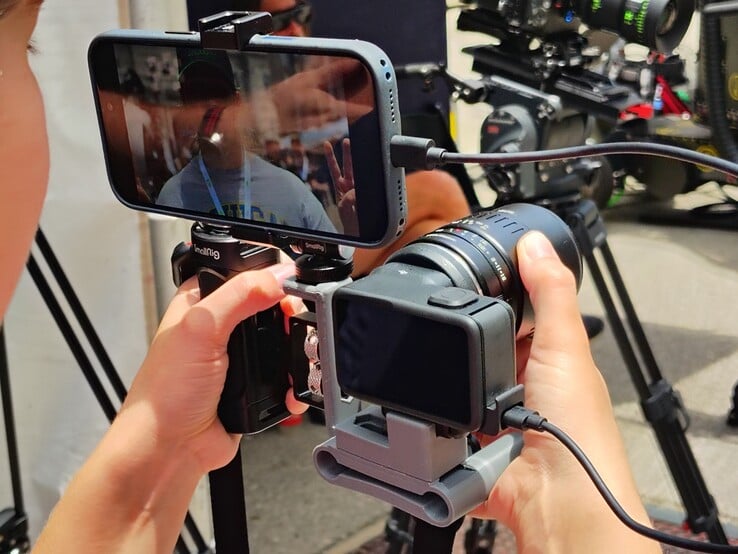 Mission 1 Pro ILS с 3D-печатным креплением, левосторонней рукояткой Small Rig, смартфоном с USB-привязкой и макрообъективом TTArtisan APS-C 40mm F2.8.
