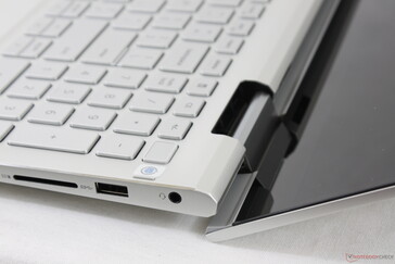 Подобно некоторым Asus ZenBook, раскрытие ноутбука чуть приподнимет его над столом