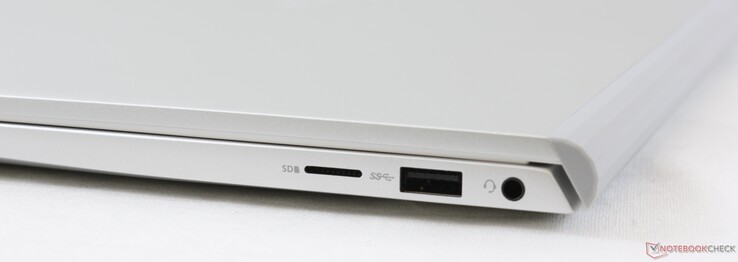 Справа: Micro-SD, USB 3.2 Gen 1, аудио 3.5 мм
