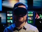 На снимке изображён геймер в шлеме виртуальной реальности Valve Steam Frame VR