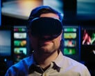 На снимке изображён геймер в шлеме виртуальной реальности Valve Steam Frame VR