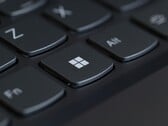 Крупный план клавиши Windows на чёрной клавиатуре ноутбука