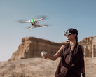 Полет Antigravity A1 с контроллером Grip и очками Vision. (Источник изображения: Insta360)