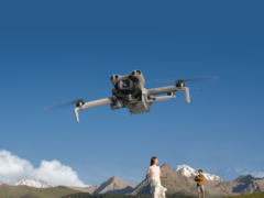 DJI Mini 5 Pro (на фото) оснащен фронтальным LiDAR, камерами &quot;рыбий глаз&quot;, бинокулярными датчиками и инфракрасным датчиком на нижней стороне. (Источник изображения:DJI)