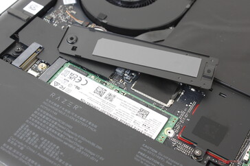Сняли теплоотвод с основного SSD (22 на 80, четыре линии PCI-Express 4)