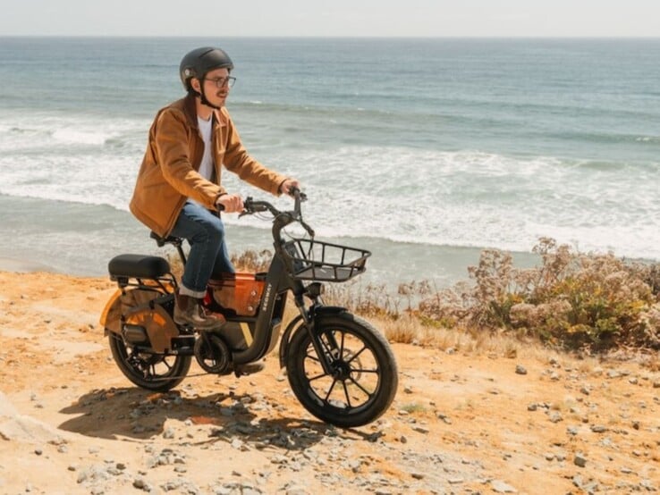 Segway Muxi Pro оснащён широкими шинами с передней подвеской, что обеспечивает более плавную езду по грунтовым дорогам.