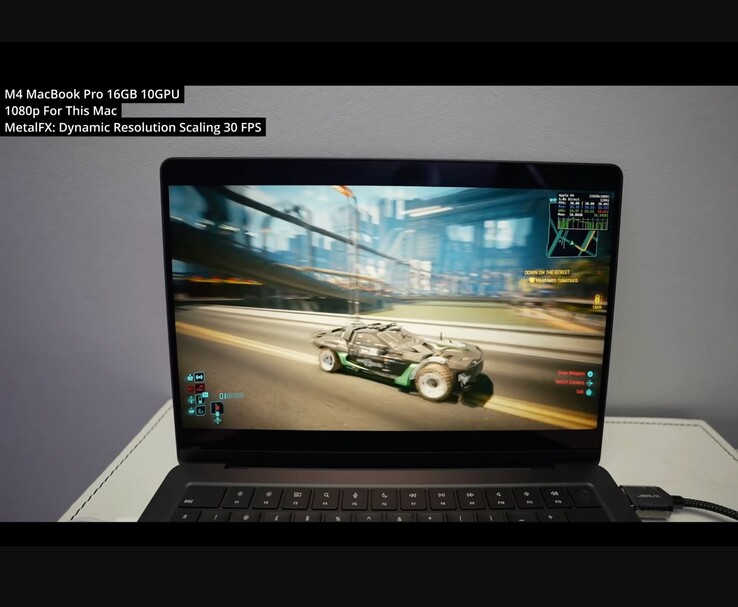 Cyberpunk 2077 работает на M4 MacBook Pro (16 ГБ, 10-ядерный GPU) при 1080p с использованием MetalFX Dynamic Resolution Scaling. Игра поддерживает стабильные 30 FPS в этой конфигурации, как протестировал Эндрю Цай. (Источник изображения: Andrew Tsai / YouTube)