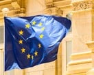 Флаг ЕС, развевающийся на фоне исторического архитектурного сооружения