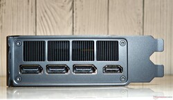 Порты: 3x DisplayPort 2.1b-out, 1x HDMI 2.1b-out