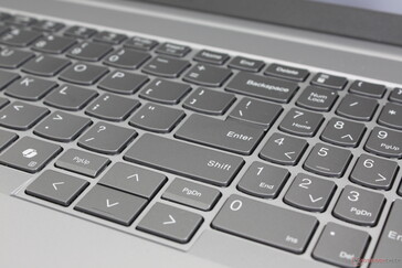 Клавиши NumPad и стрелки меньше и более тесные, чем клавиши QWERTY