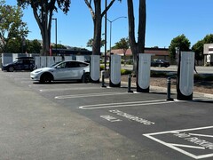 Станция Tesla Supercharger на фотографии. 60% всех проверенных станций были станциями Tesla (Источник изображения: Tesla Charging via X)