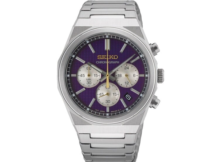 Вид спереди на хронограф Seiko HGK003, выпущенный к 145-летию компании, демонстрирующий его фактурный фиолетовый циферблат, контрастные серебристые дополнительные циферблаты, золотой логотип и секундную стрелку, а также корпус и браслет из матовой нержавеющей стали на фоне однотонного белого фона.