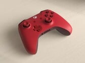 Беспроводной контроллер Xbox красного цвета. 