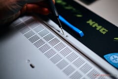 Два винта спрятаны под приклеенными крышками.