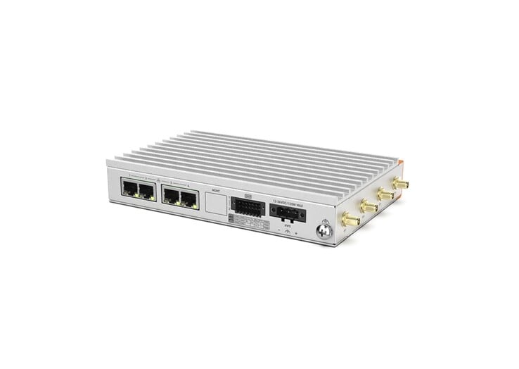 На мини-ПК Helix 320 имеется в общей сложности четыре порта 2.5G Ethernet