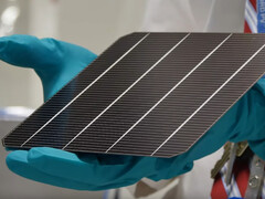 Ячейки далеки от теоретического максимума, но они работают долго. (Изображение: youtube/Oxford PV)