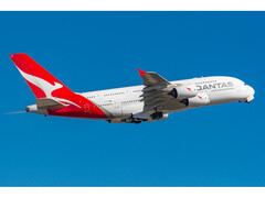 Фотография самолета Qantas, летящего в глубоком синем небе. (Изображение: Vismay Bhadra/Wikimedia Commons)