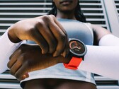 Часы CMF Watch 3 Pro имеют яркий круглый дизайн и дополнительно комплектуются оранжевым ремешком. (Источник изображения: Nothing)