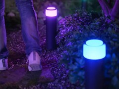Светильник на ножке Philips Hue Calla Large на открытом воздухе появился в США. (Источник изображения: Philips Hue)