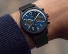 Механо-кварцевый механизм обеспечивает хронографу плавную работу секундной стрелки, при этом основное отсчёт времени осуществляется от стандартной батарейки.