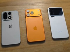 OnePlus 15, iPhone 17 Pro Max и Xiaomi 17 Pro Max бок о бок демонстрируют задние камеры. (Источник изображения: TechDroider с YouTube)
