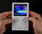 Ayaneo Pocket Vert демонстрирует компоновку Game Boy с четырьмя кнопками, двойным тачпадом, кнопками на плече, D-Pad для файтингов и мощными внутренностями. (Image Credit: ETA PRIME)