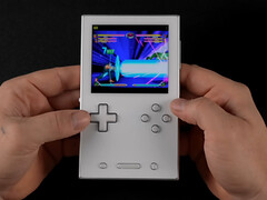 Ayaneo Pocket Vert демонстрирует компоновку Game Boy с четырьмя кнопками, двойным тачпадом, кнопками на плече, D-Pad для файтингов и мощными внутренностями. (Image Credit: ETA PRIME)