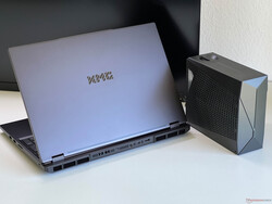 XMG Neo 16 E25 с водяным охлаждением Oasis. (Источник изображения: Notebookcheck)