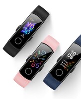 Honor Band 5 выпускается с синим, черным или розовым браслетом