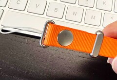 Apple по слухам, компания выпустит необычный ремешок для кроссбоди для iPhone 17 (Источник изображения: SonnyDickson)