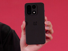 OnePlus 15 (на фото) - один из многих флагманских телефонов, которые были показаны на мероприятии (Источник изображения: Qualcomm)